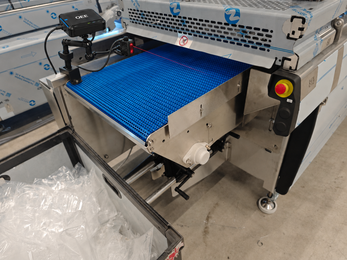 OEE Terminal with photoelectric sensor on packaging line